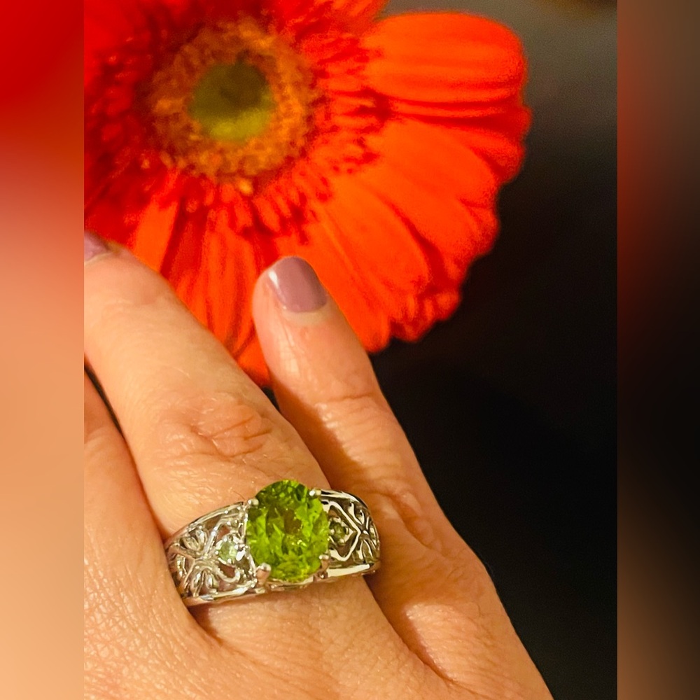 Elegant Peridot Green Gemstone Silver Ring, Size 9.